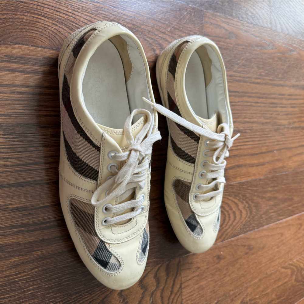 Burberry shoes size 37 (US 6.5)